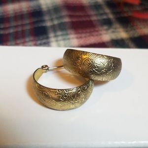 Medium hooped earrings